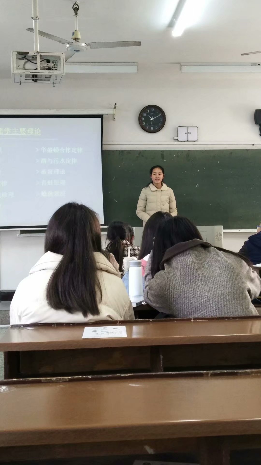学生上台1.jpg