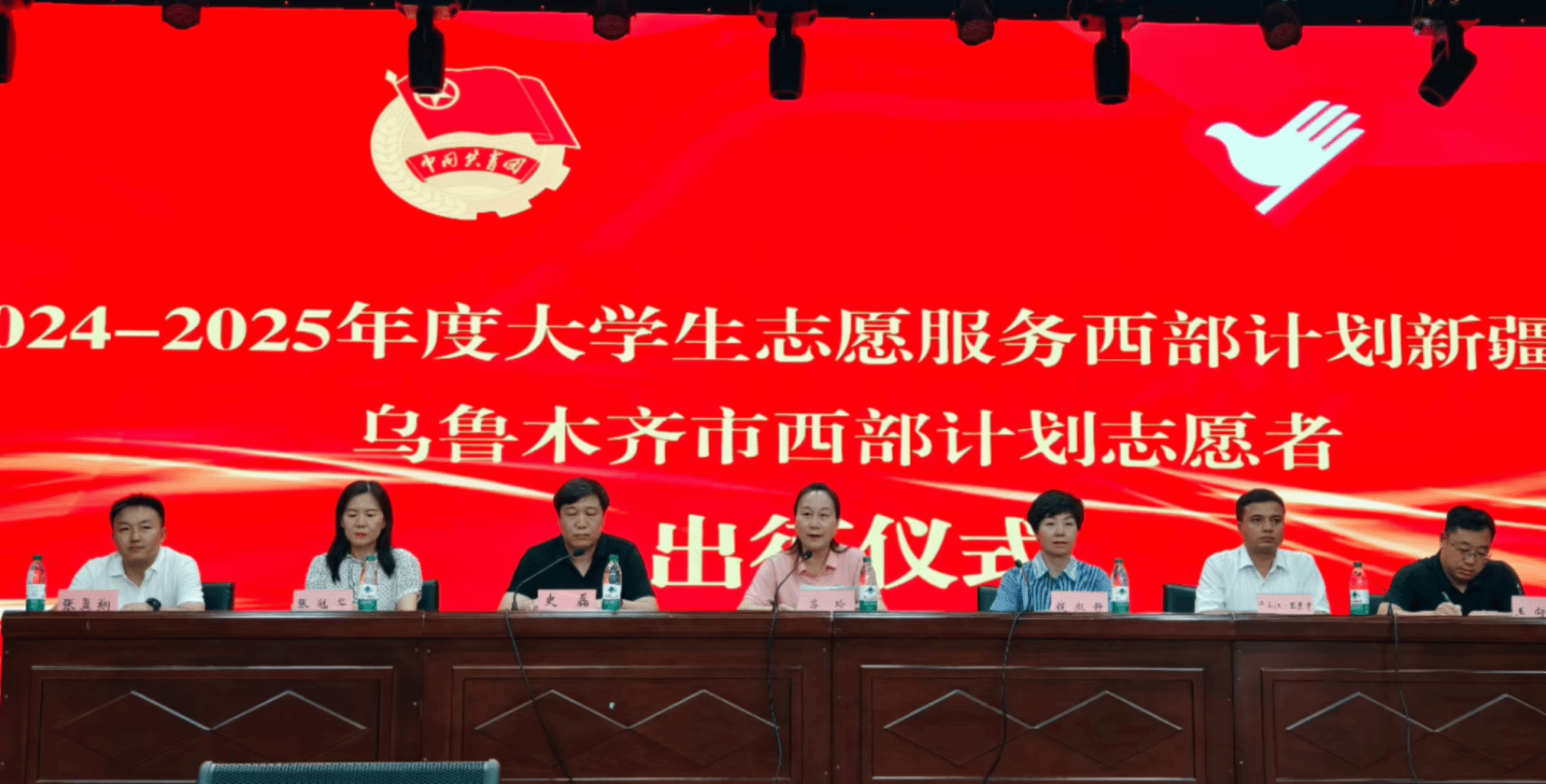 会计学院党委书记陪同校领导苏玲一行赴新疆看望慰问西部计划志愿者