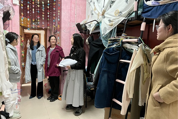 工商管理学院领导走访毕业生寝室