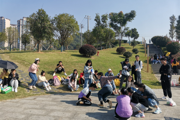 学院团学会开展素质拓展活动