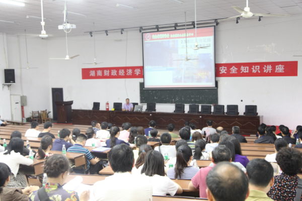 1497516000365058018.png 讲座现场.png