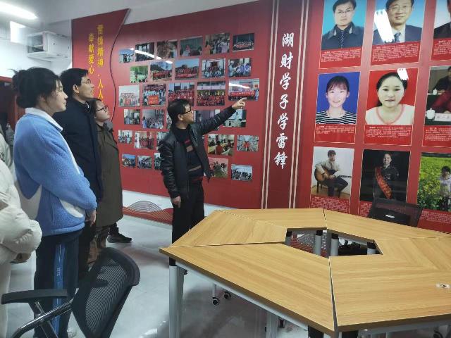 参观“湖财学子学雷锋”展示墙.jpg
