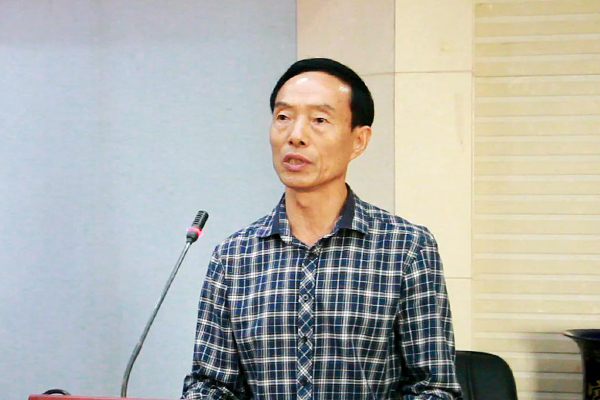 1511320874574040657.jpg 廖名杰宣读获奖助学生名单。.jpg