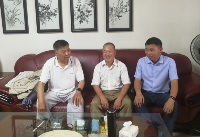 刘茂盛（中）慰问老党员吴耀武（左）.png
