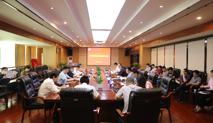 1651195634156096700.png 学校召开产学研融合发展座谈会.png