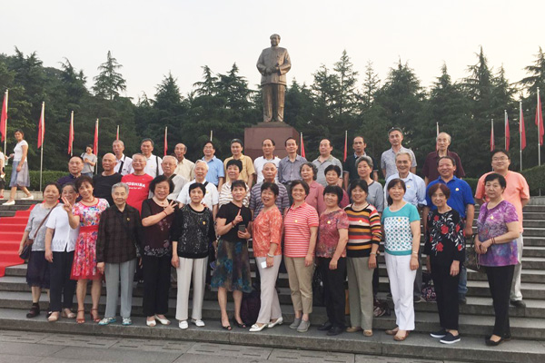 韶山铜像广场合影留念.jpg