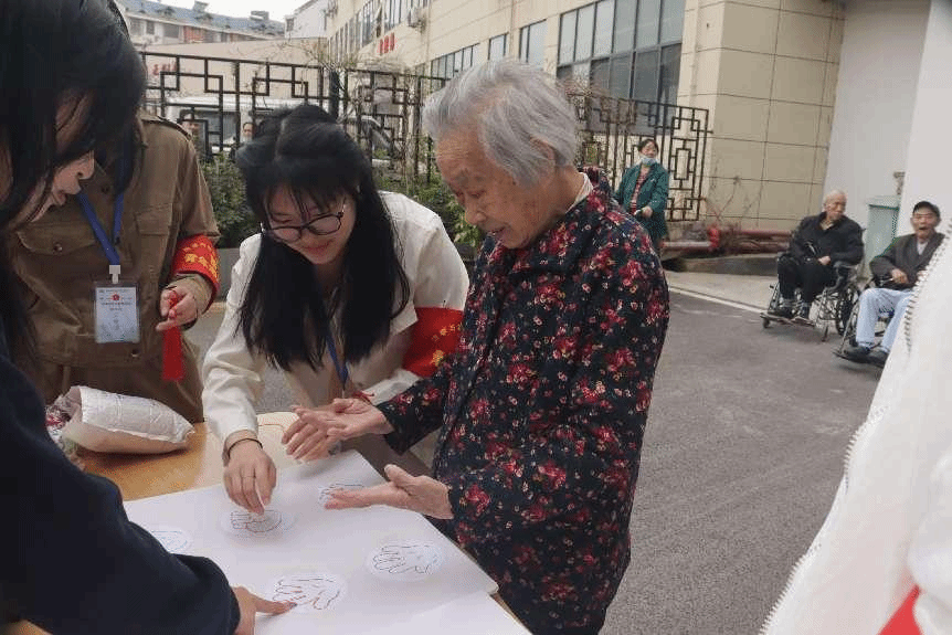 爱心相伴，情暖桑榆——法学与公共管理学院开展养老院志愿活动