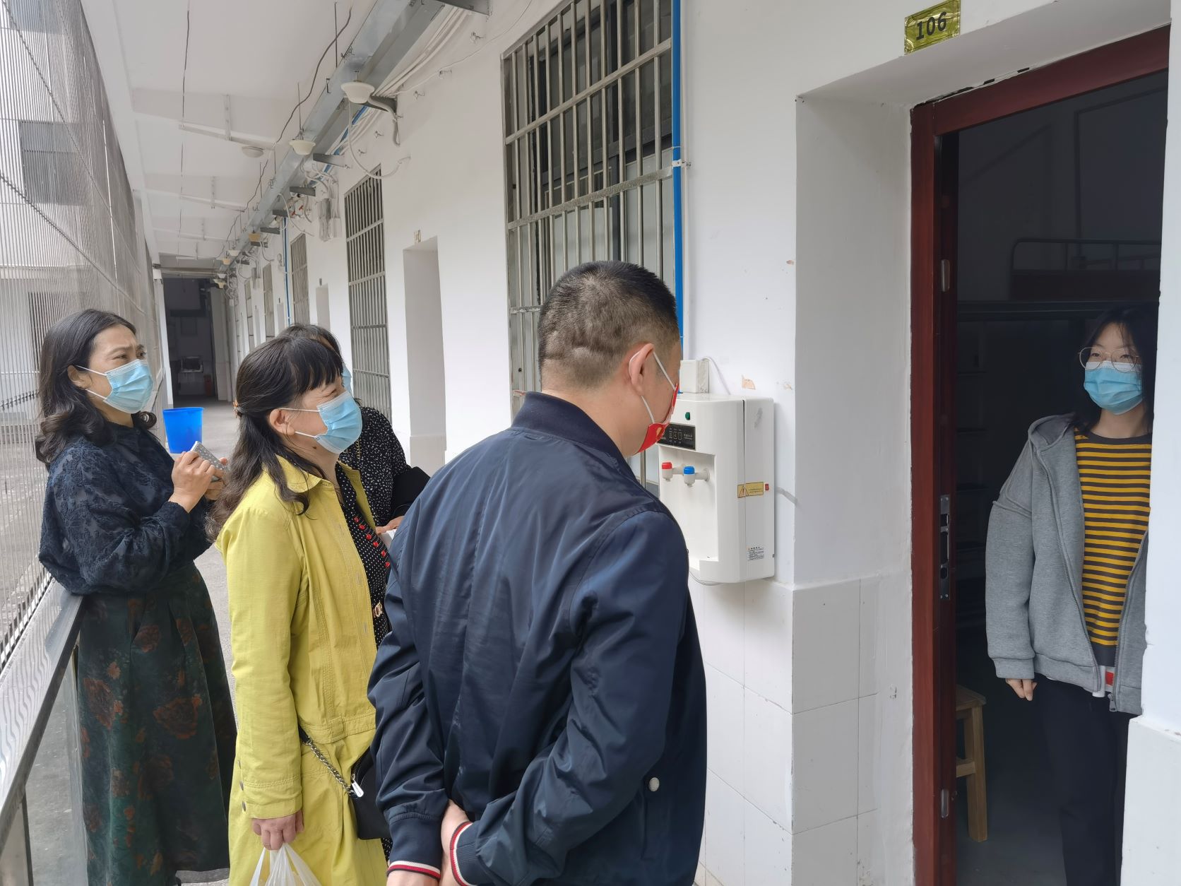 校领导慰问返校隔离学生 传递学校温暖