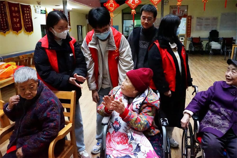 法学与公共管理学院志愿者赴养老中心开展志愿服务活动