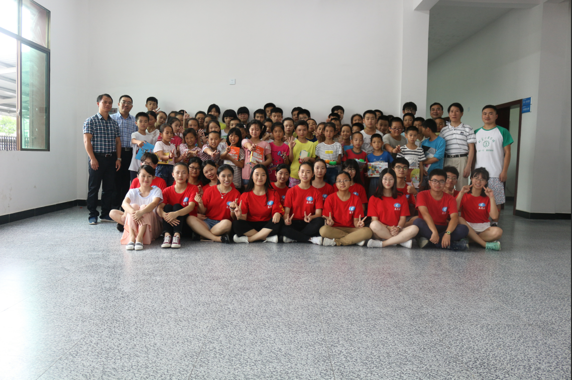 王焕清赴益阳慰问“三下乡”志愿者