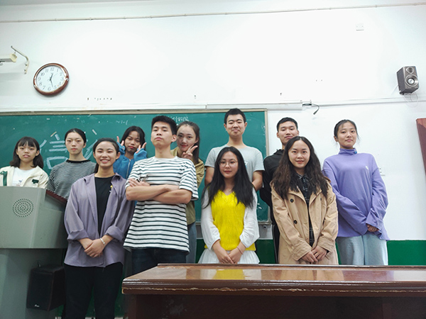 1605618402199087124.jpg 创作团队合照.jpg