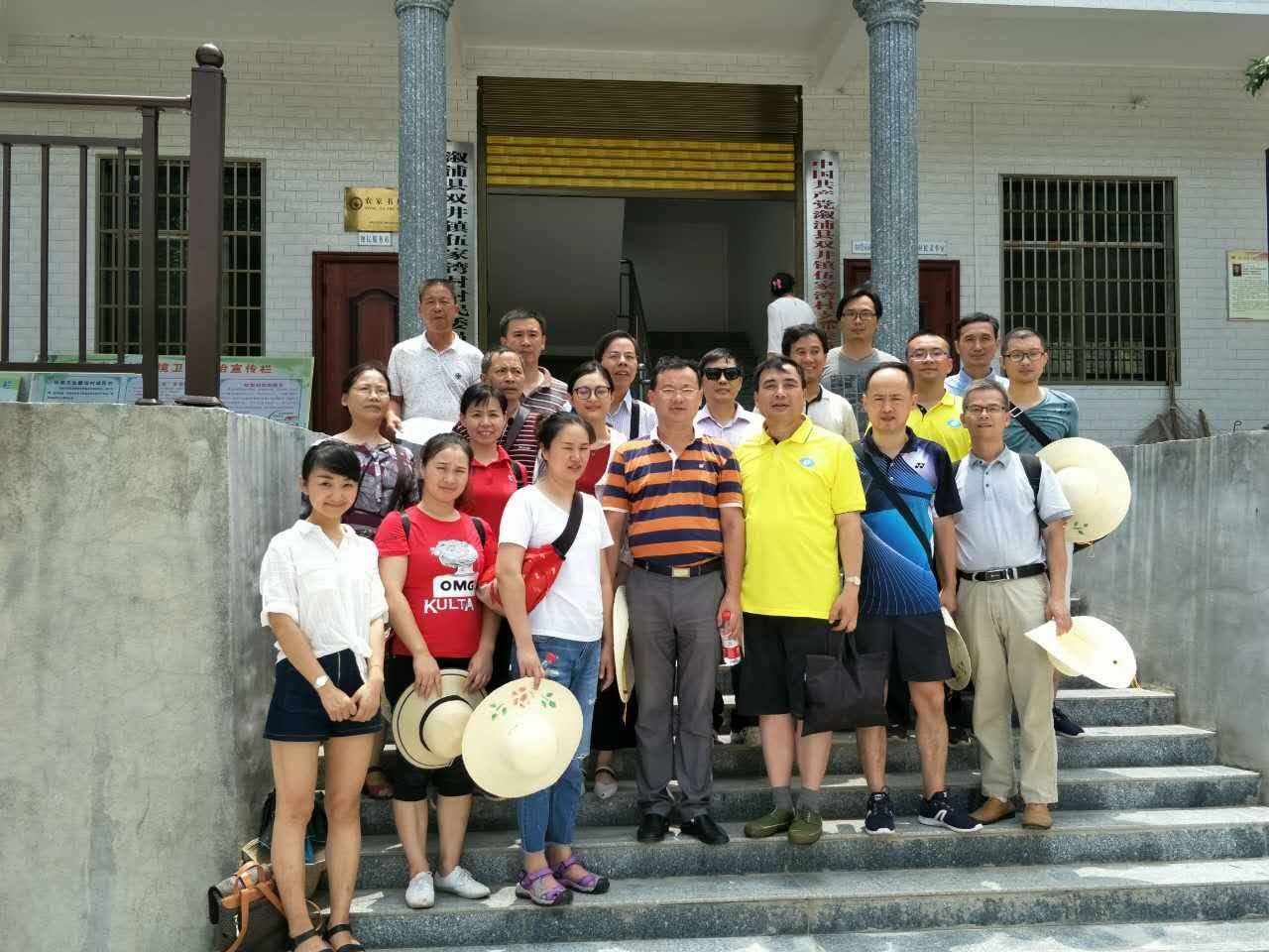 会计学院赴伍家湾结对帮扶贫困户