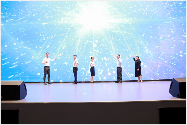 走出校门  促进就业