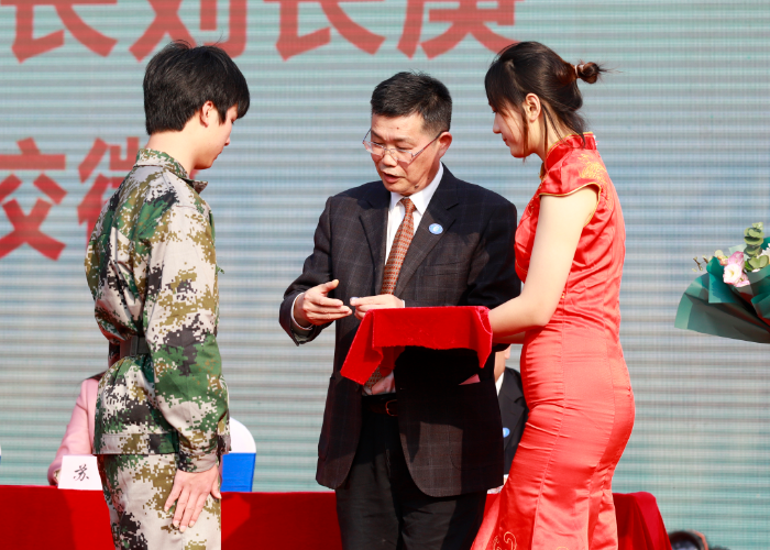 授校徽 马.png
