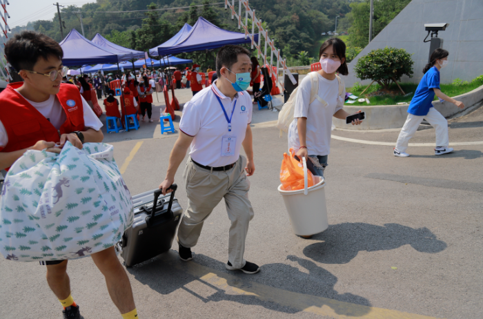 肖帮助学生.png