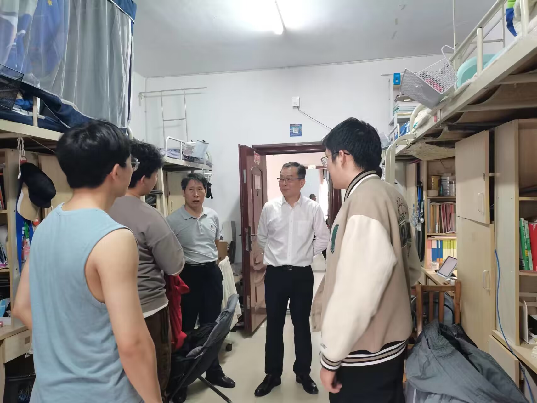 会计学院党政领导干部、教工党员走访学生寝室