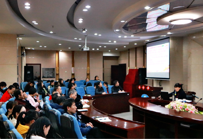 王颖梅为教师党员上专题党课