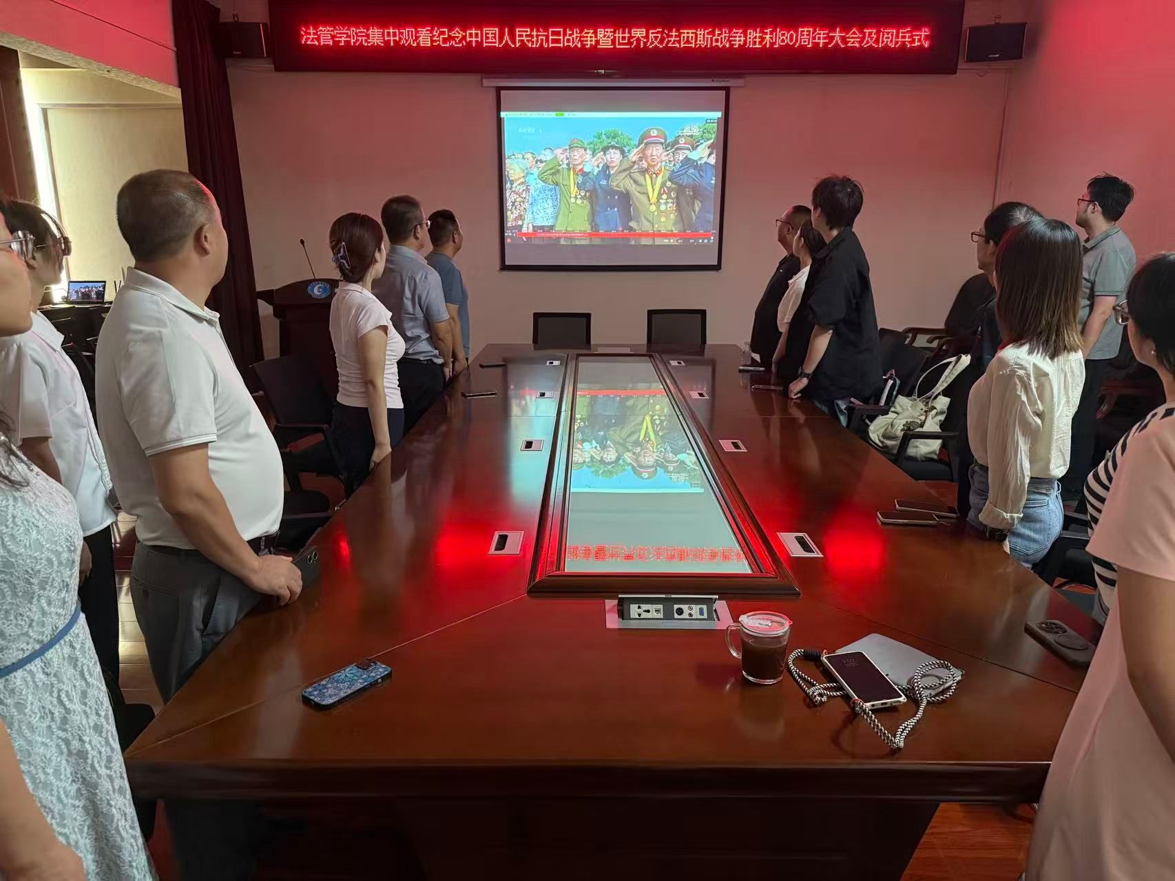 法学与公共管理学院组织观看抗战胜利80周年纪念大会及阅兵式