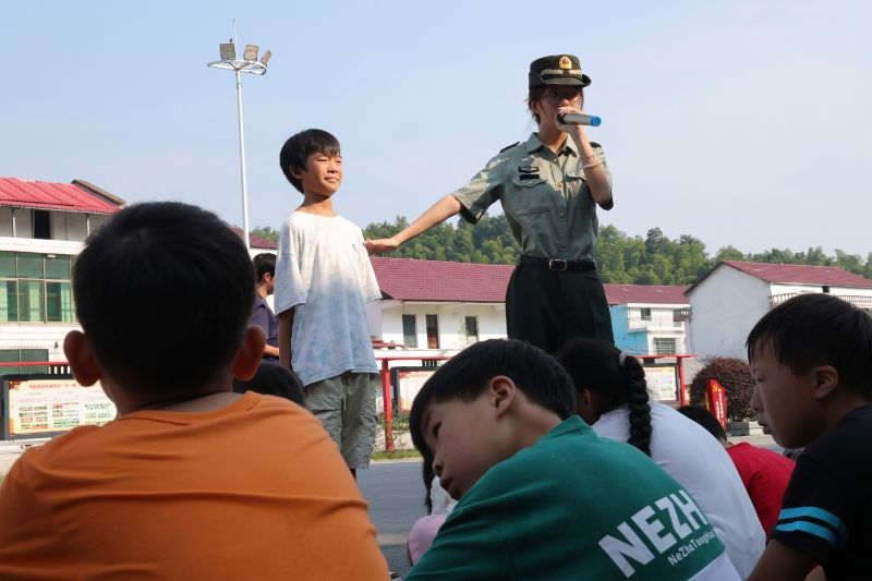 2026世界杯官网三下乡：童趣课堂练品格，纪律种子植心田