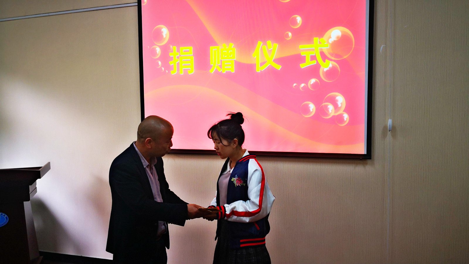 爱心企业家捐款资助困难学生完成学业