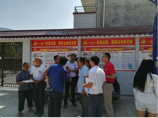 1505708265153031913.png (伍中信听取学校驻村帮扶工作队队长周健的工作汇报).png