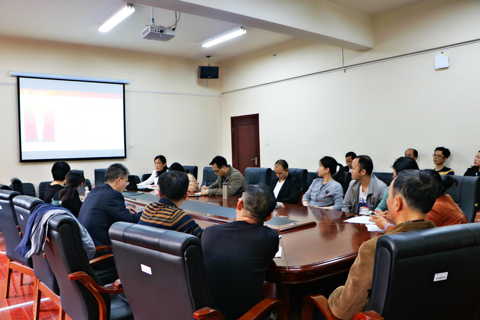 会计学院领导为教师党员作主题教育专题辅导报告