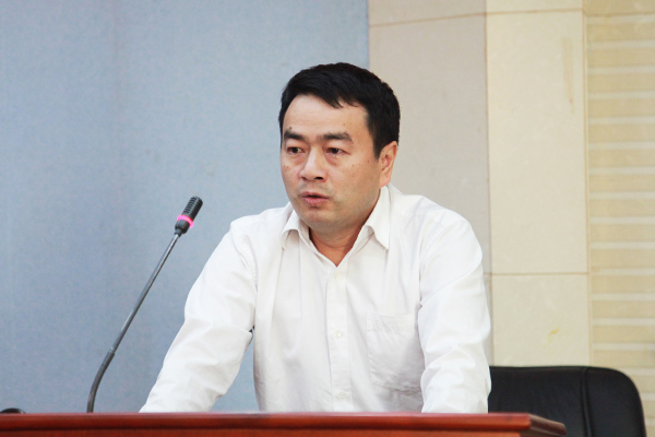 1511320855203023847.jpg 怀化校友分会会长向发栋发言.jpg