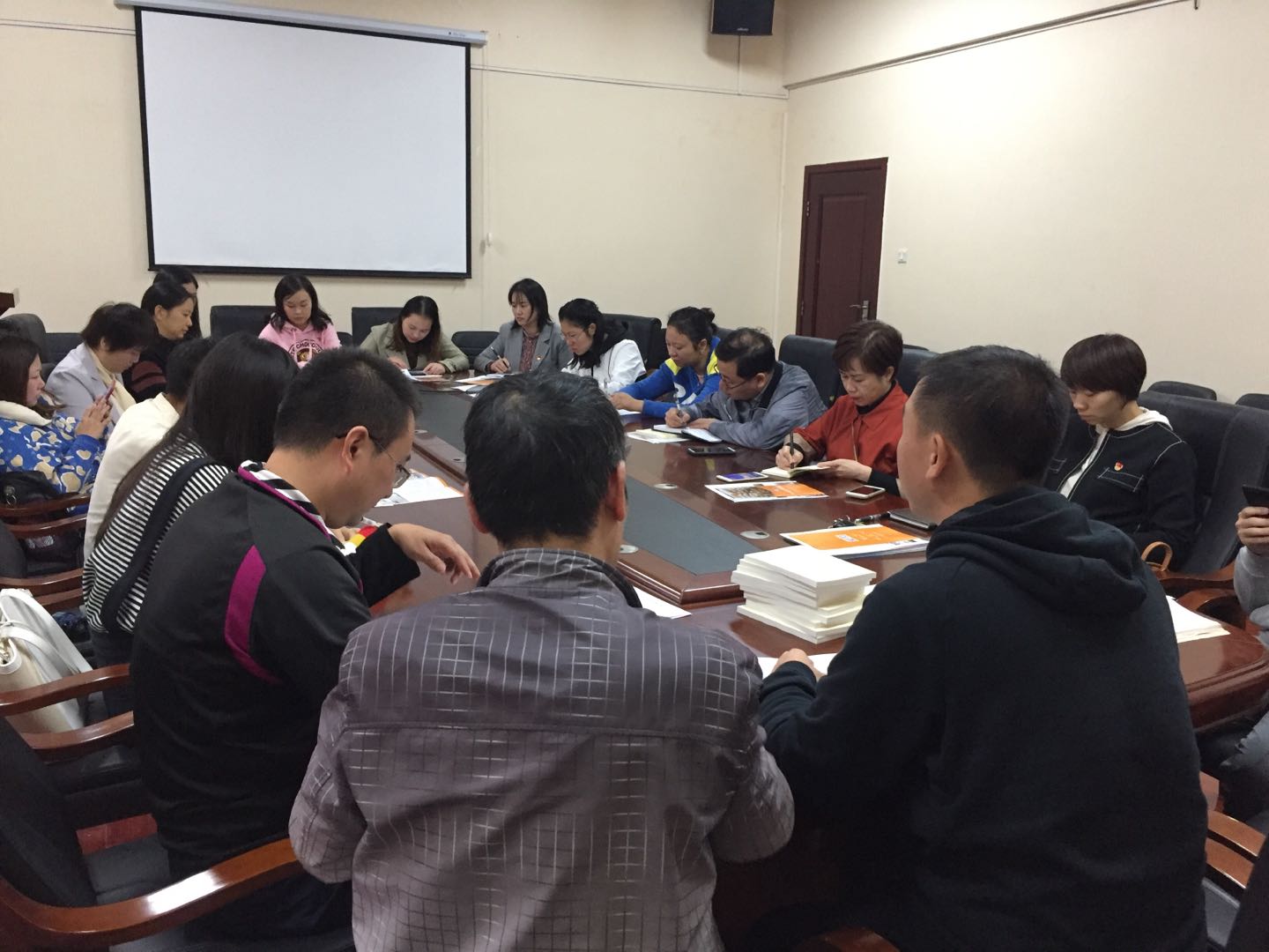 会计学院行政党支部开展主题教育集中学习