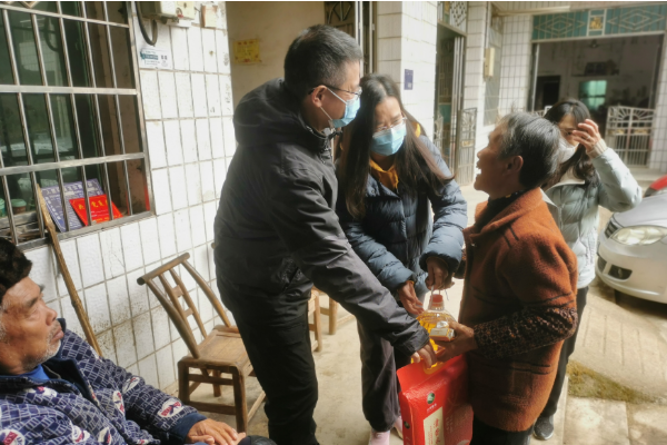 慰问五保户.png