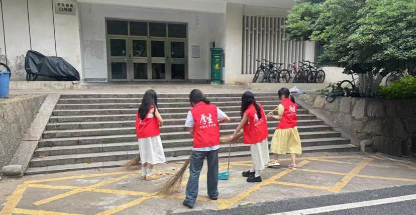 毕业生打扫卫生