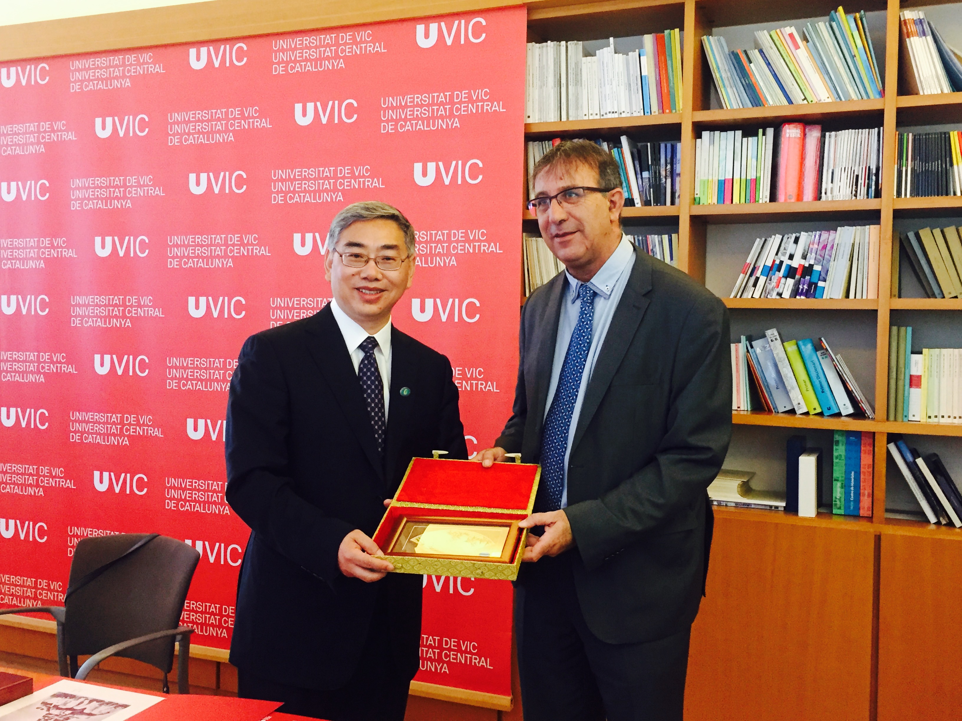 1497433655078010690.jpg 西班牙维克大学签约及互赠礼物.jpg